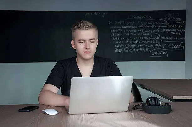 Команда студентов обсуждает проект