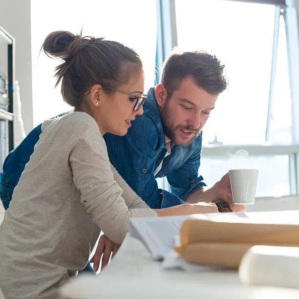 Студент IT-школы работает за ноутбуком